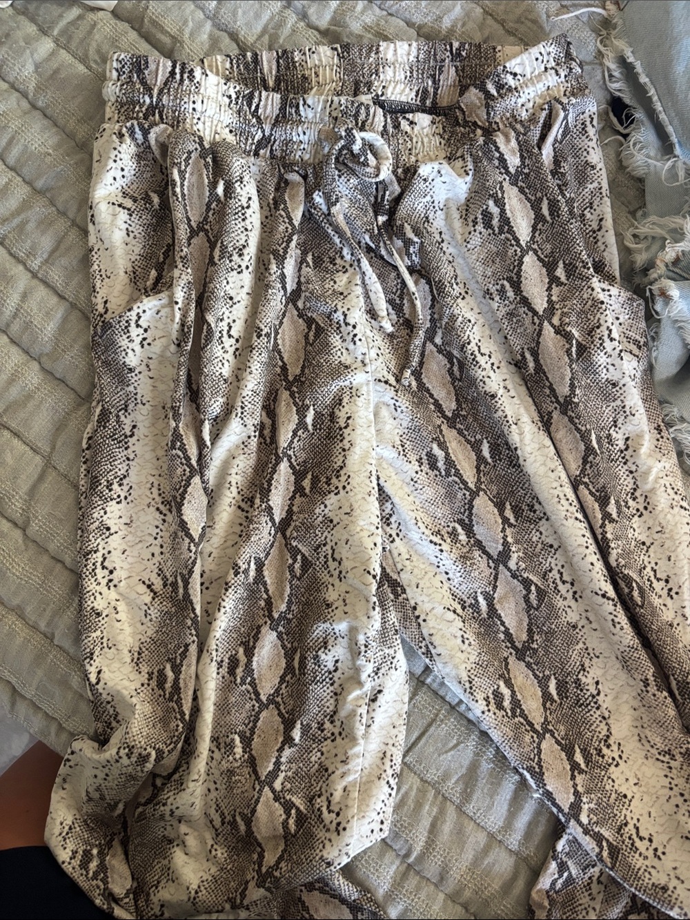 Women’s Snake Print jogger Pants - Neutral